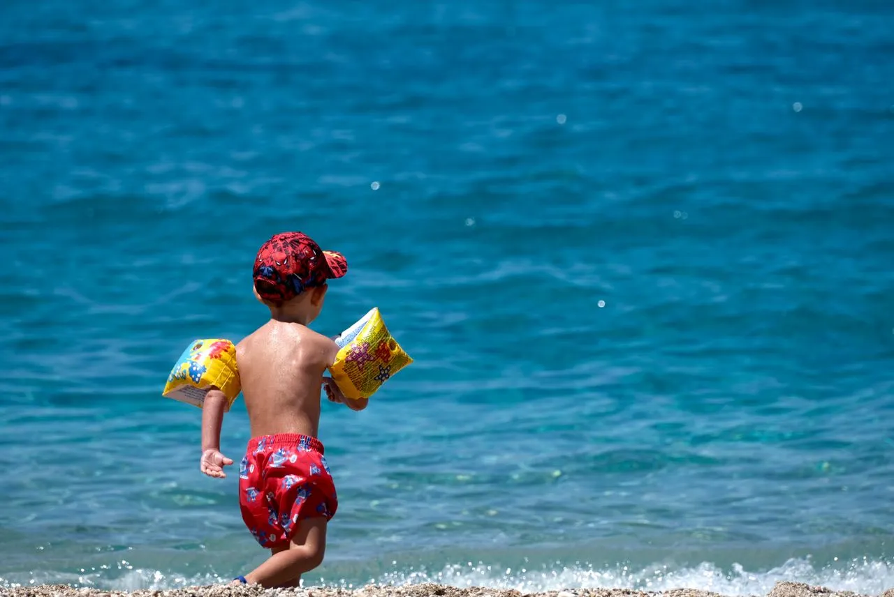 Baignades sur la Promenade des Anglais : pourquoi et comment protéger les oreilles des enfants ?